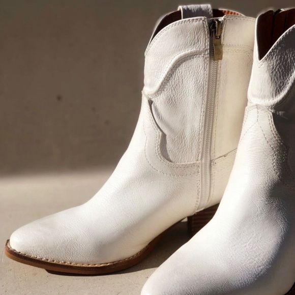 New Distressed Westren Bootie - Picture 4 of 13